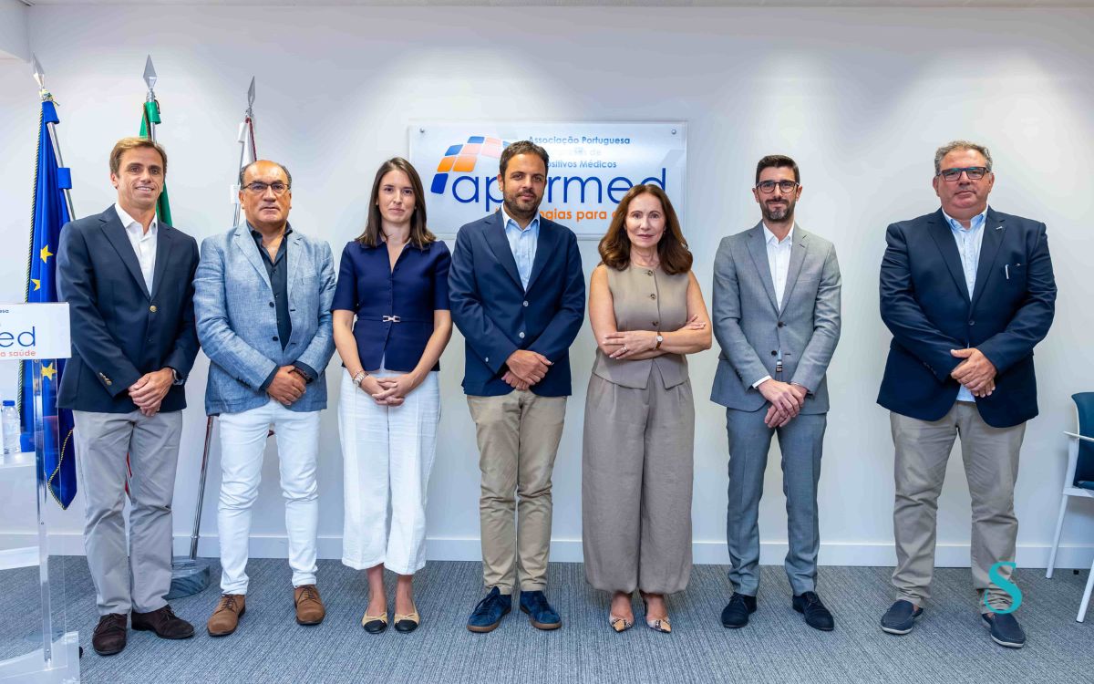 Esta imagem não tem texto alternativo. O nome do ficheiro é: assinatura-protocolo-apormed-e-empresas-de-dispositivos-medicos-auditivos_fotografia